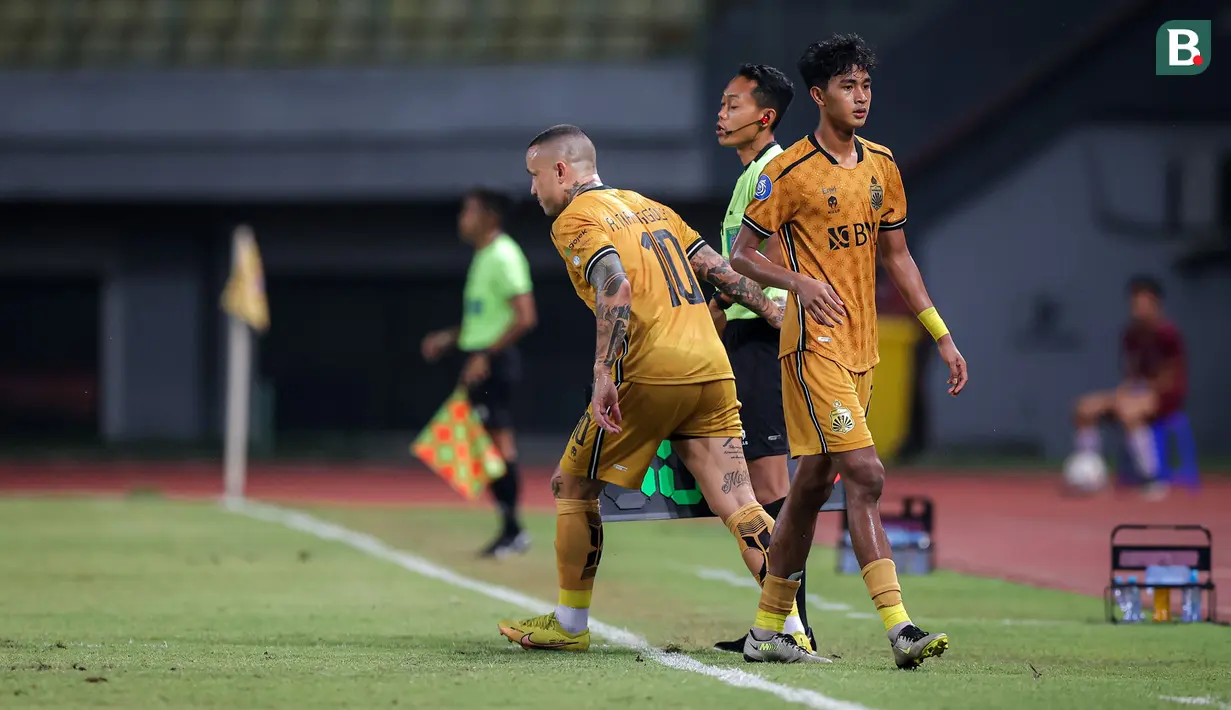 <p>Pemain Bhayangkara FC, Radja Nainggolan (kiri) masuk menggantikan Muhammad Ragil pada laga lanjutan BRI Liga 1 2023/2024 antara Bhayangkara FC melawan Persita Tangerang di Stadion Patriot Candrabhaga, Bekasi, Minggu (17/12/2023). (Bola.com/Bagaskara Lazuardi)</p>