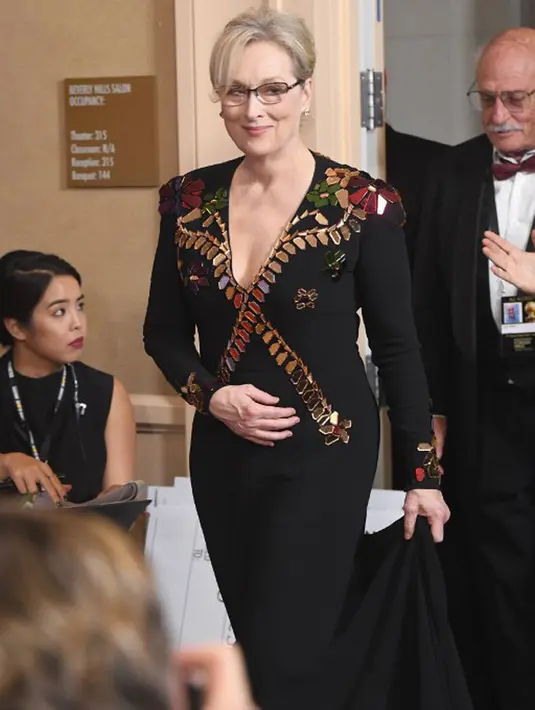 Di awal pidatonya, Streep menyebutkan beberapa nama artis yang hadir saat itu beserta dengan kota kelahiran mereka. Dengan tingkah lucunya itu, sorakan tepuk tangan dan suara tawa ramai terdengar. (AFP/Bintang.com)