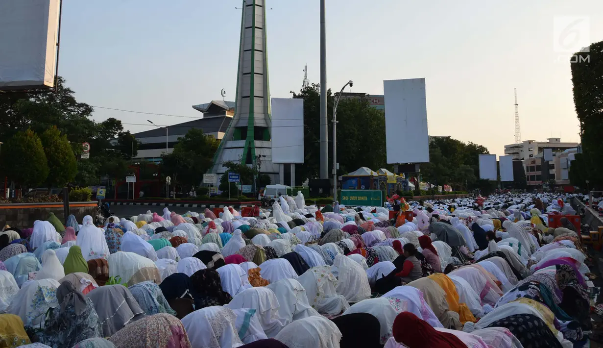 Ribuan jamaah bersiap salat Idul Fitri 1439 H di lapangan Pancasila, Simpanglima, Kota Semarang, Jumat (15/6). Masyarakat Indonesia hari ini merayakan Hari Raya Idul Fitri 1439 H sesuai ketetapan pemerintah yakni pada Jumat (15/6). (Liputan6.com/Gholib)
