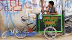 Menjelang hari raya Idul Fitri, penjahit 'vermak levis' keliling mulai kebanjiran rezeki, Jakarta, Senin (6/7/2015).  Para penjahit keliling mulai banyak menerima orderan warga untuk sekedar memotong atau mengecilkan pakaian. (Liputan6.com/Yoppy Renato)