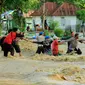 Aparat kepolisian dan TNI bersama warga bahu membahu menyelamatkan korban banjir bandang Bonebol. (Liputan6.com/ Arfandi Ibrahim)