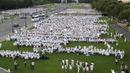 Suasana saat orang-orang berpakaian putih berkumpul untuk makan malam bersama atau "Diner en Blanc" yang ke-30 di Paris, Prancis (3/6). Kini setiap tahun sekurangnya 15.000 orang yang ikut meramaikannya. (AFP/Francois Guillot)
