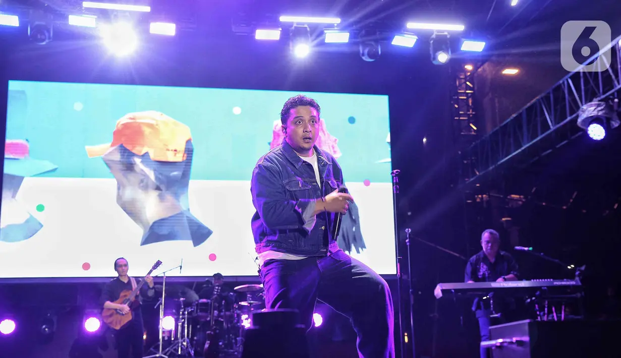Sejumlah hits andalan Sal Priadi menambah semarak malam kedua KapanLagi Buka Bareng BRI Festival 2025. (Liputan6.com/Angga Yuniar)
