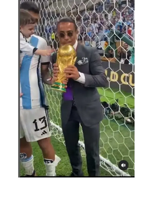 7 Potret Salt Bae Angkat Trofi Piala Dunia Jadi Sorotan, Tuai Kecaman Netizen