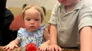 Rayyanza dan Kamari tampak begitu akrab saat bermain bersama. Anak artis yang kerap disapa Cipung itu juga tampak seperti kakak yang menjaga Kamari. Dua anak artis kesayangan netizen ini pun selalu bikin gemas dengan tingkah mereka. (Liputan6.com/IG/@raffinagita1717)