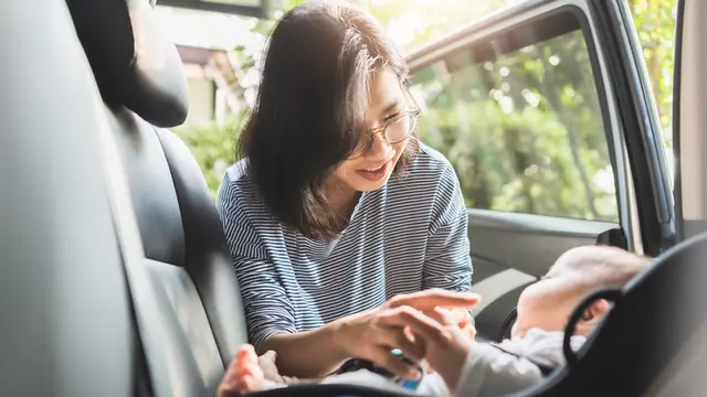 ilustrasi seorang perempuan bersama bayi di sebuah mobil