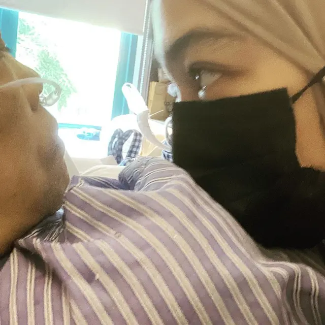 6 Potret Hangat Dian Ayu Rawat Ibunda yang Sedang Sakit, Banjir Doa