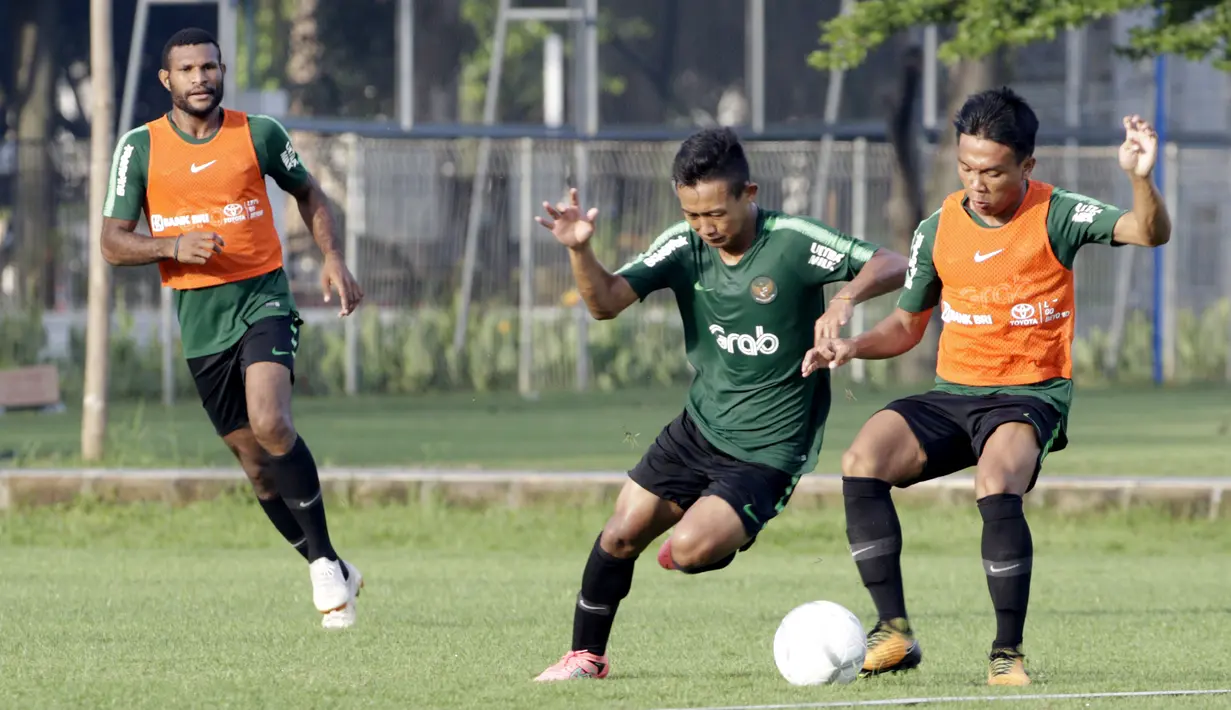 Pemain Timnas Indonesia U-22, Sani Rizki Fauzi, saat latihan di Lapangan ABC, Senayan, Jakarta, Jumat (11/1). Latihan sekaligus seleksi pemain ini untuk persiapan turnamen Piala AFF U-22. (Bola.com/M Iqbal Ichsan)