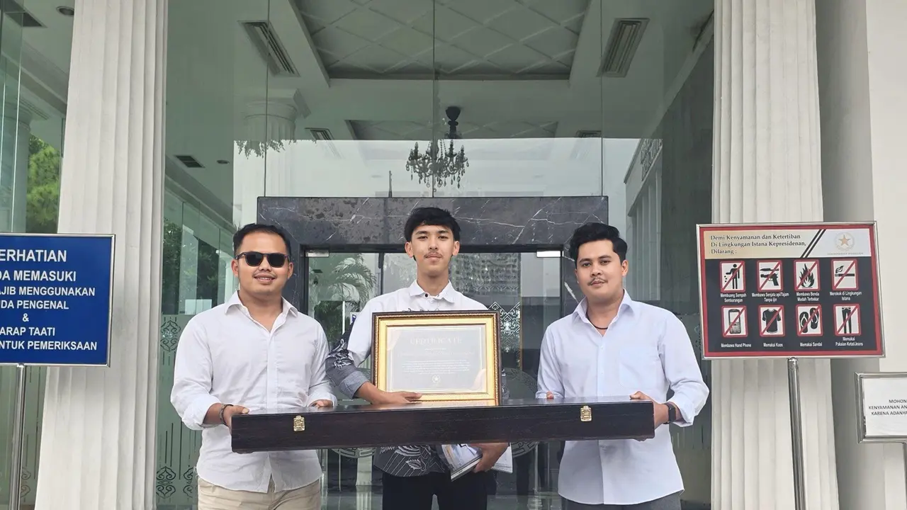 Pedang buatan pemuda Sukabumi jadi hadiah untuk Presiden Putin dan Presiden Macron. Foto istimewa