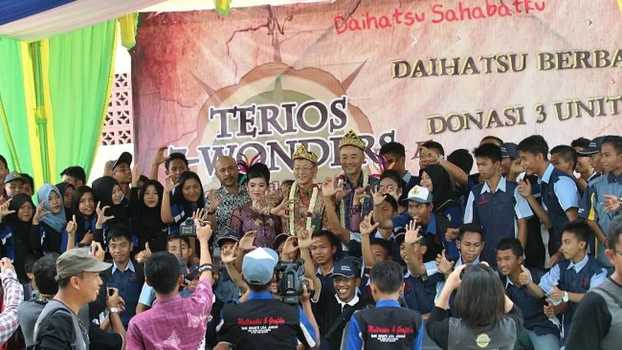Daihatsu Serahkan 3 Unit Mesin Mobil ke SMK Bhakti Loa Janan