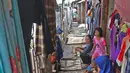 Aktivitas warga di kawasan Kampung Tembok, Muara Angke, Jakarta Utara, Rabu (4/3/2020). Untuk mencapai Kampung Tembok warga terpaksa membuat tangga darurat. (Liputan6.com/Herman Zakharia)