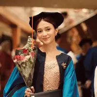 Penyanyi Rahmania Astrini resmi jadi sarjana setelah jadi pembuka konser Coldplay minggu lalu [@rahmaniaastrini]