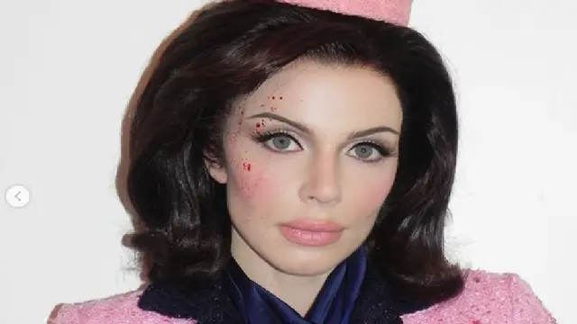 Kontroversi Kostum Halloween Julia Fox, Reka Ulang Busana Pink Mantan Ibu Negara AS yang Berlumuran Darah