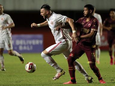 Striker Persija Jakarta, Marko Simic (tengah) menguasai bola dibayangi bek PSM Makassar, Hasim Kipuw dalam laga leg pertama semifinal Piala Menpora 2021 di Stadion Maguwoharjo, Sleman, Kamis (15/4/2021). Kedua tim bermain imbang 0-0. (Bola.com/Ikhwan Yanuar)
