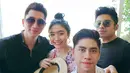 Febby Rastanty berpose dengan keluarga Verrell Bramasta saat berlibur bersama ke Bali. Usia Verrell dan Febby hanya berbeda 7 bulan saja. (Liputan6.com/IG/@athallanaufal7)
