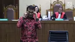 Mantan Gubernur Sumatera Utara, Gatot Pujo Nugroho saat jeda menjadi saksi pada sidang lanjutan kasus dugaan suap ketok palu DPRD Sumut periode 2009-2014 di Pengadilan Tipikor, Jakarta, Rabu (27/2). (Liputan6.com/Helmi Fithriansyah)