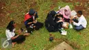 Massa aksi damai berkumpul makan di pinggirJalan Merdeka Barat, Jakarta, Jumat (4/11). Massa melakukan aksi di depan Istana Negara menuntut penegakan hukum kasus dugaan penistaan agama. (Liputan6.com/Helmi Fithriansyah)