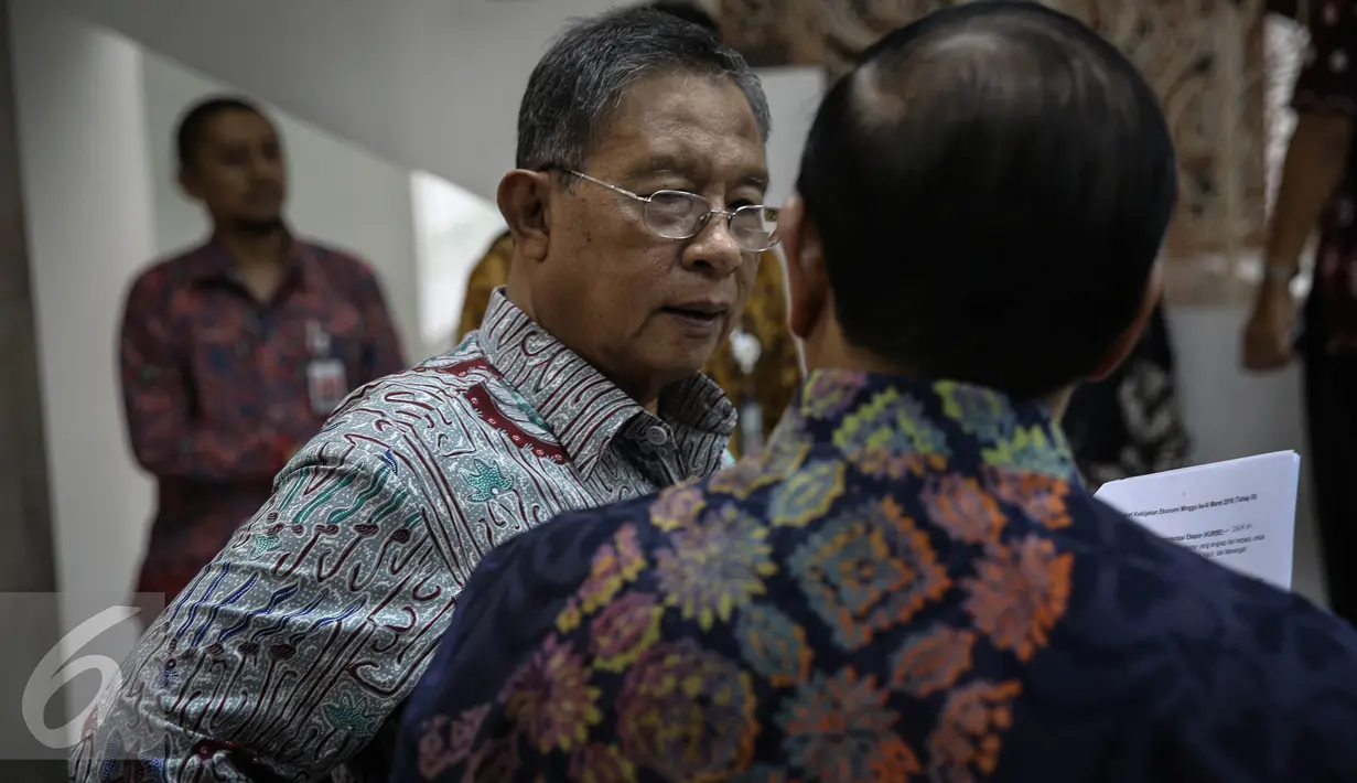 Darmin Nasution  (kiri) dan Pramono Anung berdiskusi jelang pengumuman paket kebijakan ekonomi jilid XI, Jakarta, Selasa (29/3/2016). Salah satu paket kebijakan yaitu pengembangan Industri farmasi dan alat kesehatan (Liputan6.com/Faizal Fanani)