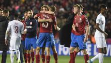 Para pemain Ceko merayakan kemenangan atas Inggris pada laga Kualifikasi Piala Eropa 2020 di Stadion Sinobo Arena, Prague, Sabtu (11/10). Ceko menang 2-1 atas Inggris. (AFP/Michal Cizek)