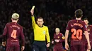 Wasit memberikan kartu kuning kepada gelandang Barcelona, Ivan Rakitic, saat melawan Chelsea pada laga Liga Champions di Stadion Stamford Bridge, London, Selasa (20/2/2018). Hingga babak pertama usai kedudukan masinh imbang 0-0. (AFP/Ben Stansall)