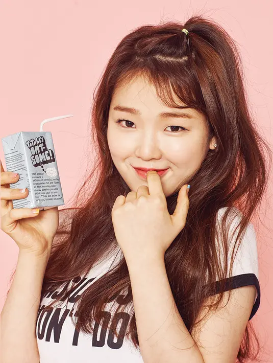 Sunghee Oh My Girl memang dianugerahi dengan wajah yang cantik. Hidungnya yang mungil membuat dirinya  terlihat lebih imut. (Foto: soompi.com)