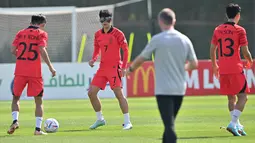 Kapten timnas Korea Selatan Son Heung-min mengenakan masker pelindung saat mengikuti sesi latihan menjelang dimulainya Piala Dunia 2022 Qatar, di Al Egla Training Site 5 di Doha, Rabu (16/11/2022). Son menjalani operasi pada beberapa patah tulang di sekitar mata kirinya pada 4 November. (Jung Yeon-je / AFP)