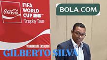 Wawancara eksklusif Bola.com dengan legenda Timnas Brasil, Gilberto Silva, di sela-sela pameran trofi Piala Dunia kolaborasi FIFA dan Coca-Cola pada Kamis (22/1/2025) di JICC, Jakarta. (Bola.com/Ario Yosia)