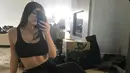 Kylie Jenner memang bisa disebut sebagai penggemar mirror selfie. Ia terlihat seksi dengan outfit olahraganya. (instagram/kyliejenner)