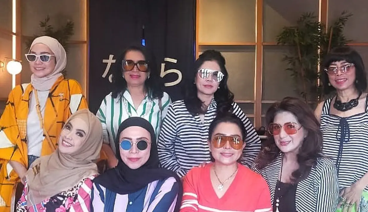 Geng Kepompong sendiri beranggotakan artis senior dan sosialita. Seperti  belum lama ini, geng Kepompong kembali berkumpul untuk seru-seruan dan arisan. [Instagram/melly_goeslaw]