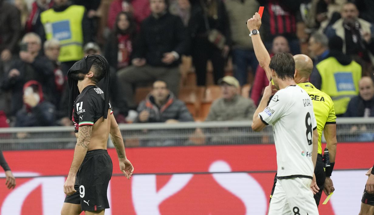 Selebrasi itu akhirnya membuat Giroud diusir dari pertandingan. Ia menerima kartu kuning kedua di laga ini. Sebelumnya ia sudah menerima kartu kuning ketika terlibat insiden panas di tengah lapangan dengan pemain Spezia. (AP/Antonio Calanni)