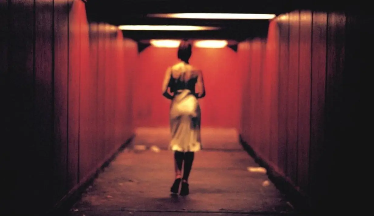 Film Irreversible ini mengambarkan tentang penganiayaan dan pemerkosaan yang brutal. Film ini dilarang tayang di Indonesia dan Selandia Baru. (foto: ltrbxd.com)