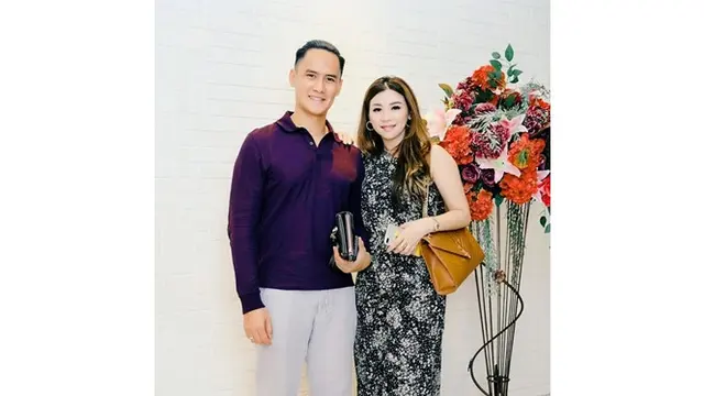 Jarang Terekspose, Ini 7 Potret Mesra Choky Sitohang dan Istri
