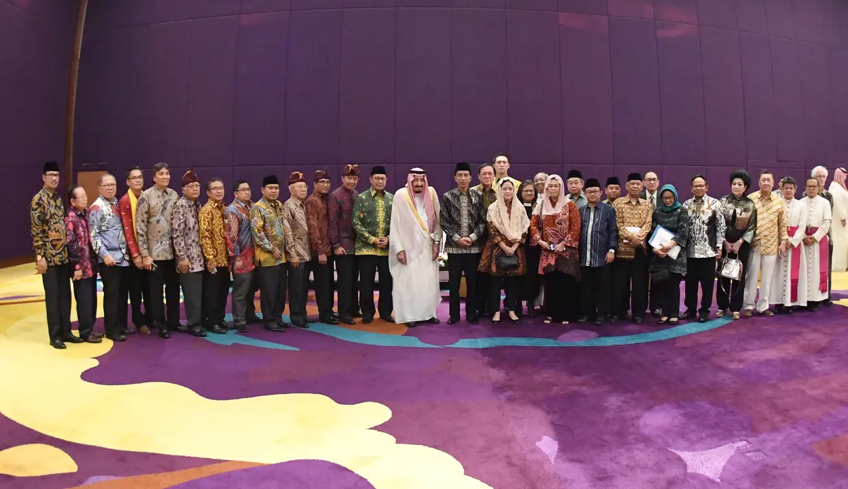Presiden Joko Widodo menemani Raja Arab Saudi, Salman bin Abdul Aziz al-Saud berpose bersama dengan tokoh lintas agama Indonesia di Hotel Raffles, Kuningan, Jakarta, Jumat (3/3). (Biro Pers Setpres/Laily Rachev)