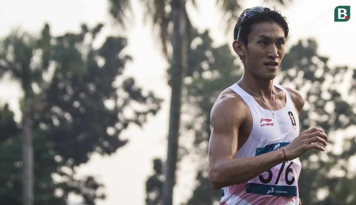 Pejalan cepat Indonesia, Hendro Yap, saat menyelesaikan lomba nomor jalan cepat 50 kilometer cabang atletik Asian Games XVIII di Senayan, Jakarta, Kamis (29/8/2018). Dirinya finish posisi kelima. (Bola.com/Vitalis Yogi Trisna)