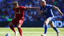 Aksi Roberto Firminho melewati pemain Cardiff City pada laga lanjutan Premier League yang berlangsung di Stadion Millenium, Cardiff, Minggu (21/4). Liverpool menang 2-0 atas Cardiff City. (AFP/Geoff Caddick)