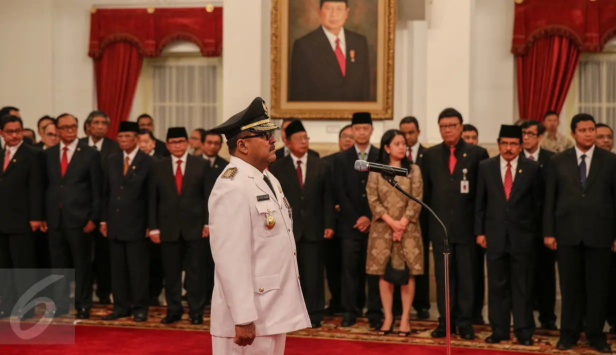 Rano Karno saat pelantikan dirinya sebagai Gubernur Banten di Istana Negara, Jakarta, Rabu (12/8/2015). Rano menggantikan Ratu Atut yang turun sebelum masa jabatannya habis karena dipidana dalam kasus korupsi. (Liputan6.com/Faizal Fanani)