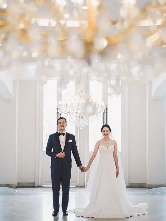“Inget ngga sih yang, dulu pas kita mau nikah.. kamu pengen banget bisa photo prewed di Gedung Gereja Tiberias Nias karna kita ketemu di Gereja ini - tapi belum bisa, dan akhirnya bisa yang,” tulis Rendy di Instagram-nya. [Foto: IG/@kairos_works/@byantonius]