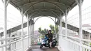 Pemotor melintasi jembatan penyeberangan orang (JPO) di kawasan Pasar Minggu, Jakarta, Rabu (24/4). Kurangnya kesadaran akan tertib berlalu lintas menyebabkan para pemotor itu nekat melintasi JPO, meskipun dapat merugikan hak pejalan kaki. (Liputan6.com/Immanuel Antonius)