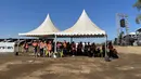 Marshal yang bertugas melakukan briefing menjelang balapan motocross MXGP Sumbawa 2023 di Sirkuit Samota, NTB, Sabtu (24/6/2023). (Bola.com/Wiwig Prayugi)