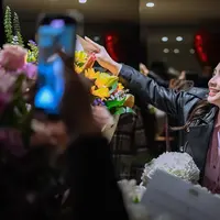 Ia memilih kemeja berkerah dipadukan dengan long pants berwarna baby pink, memberikan sentuhan feminin yang lembut. Untuk menambah statement pada penampilannya, ia mengenakan jaket kulit yang memberikan kesan edgy dan modern. [@raffinagita1717].