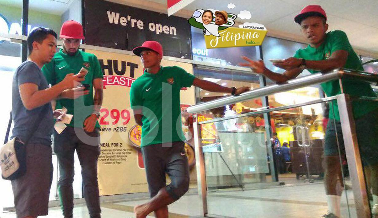 Pemain Timnas Indonesia, Stefano Lilipaly (tengah), M. Abduh Lestaluhu (kanan) dan Manahati Lestusen (kiri), bersantai di sebuah pusat perbelanjaan di Makati City, Manila, Filipina, Minggu (20/11/2016). (Bola.com/Nicklas Hanoatubun)
