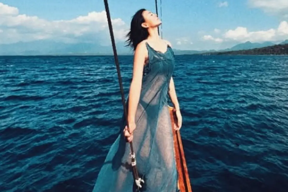 Unggah Foto Liburan di Bali, Gaun Menerawang Agnez Mo Bikin Salah Fokus