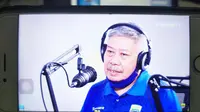 Tatang Sutisna alias Aki Entis, ahli pijat yang sudah berada di Persib Bandung lebih dari satu dekade, dalam bincang di YouTube Persib TV. (Bola.com/Wiwig Prayugi)