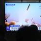 Sebuah layar TV menampilkan gambar peluncuran misil Korea Utara selama program berita di Stasiun Kereta Api Seoul di Seoul, Korea Selatan, Jumat (10/3/2023). Laporan Korea Utara tidak merinci jenis artileri apa yang terlibat dalam latihan pada Kamis (9/3) atau berapa banyak roket yang ditembakkan. (AP Photo/Ahn Young-joon)