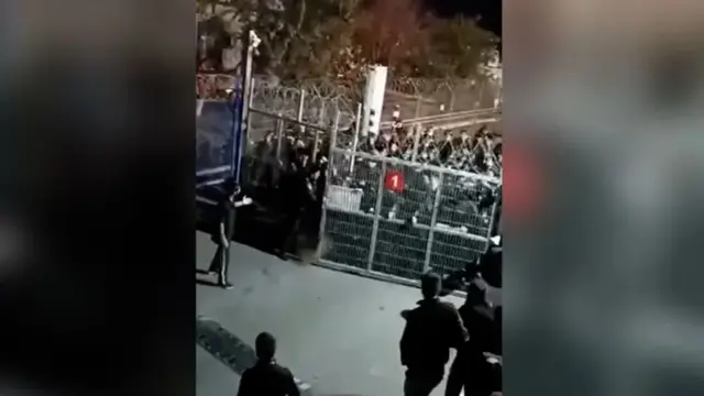 Massa Anti Israel Kepung Bandara Dagestan di Rusia, Teriak Allahu Akbar Serbu Pesawat dari Tel Aviv