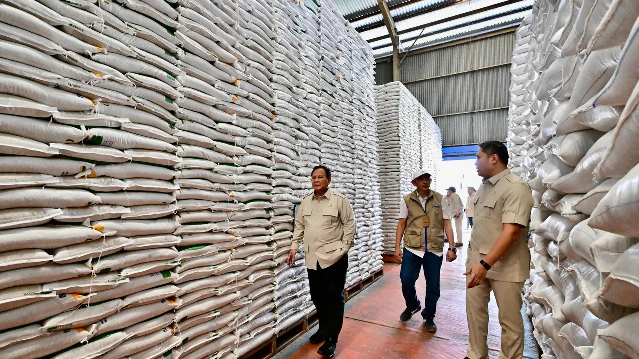 Presiden Prabowo Subianto melakukan inspeksi mendadak (sidak) ke Kompleks Gudang Bulog Danurejo di Kabupaten Magelang, Sabtu (18/4/2026). (Biro Pers)