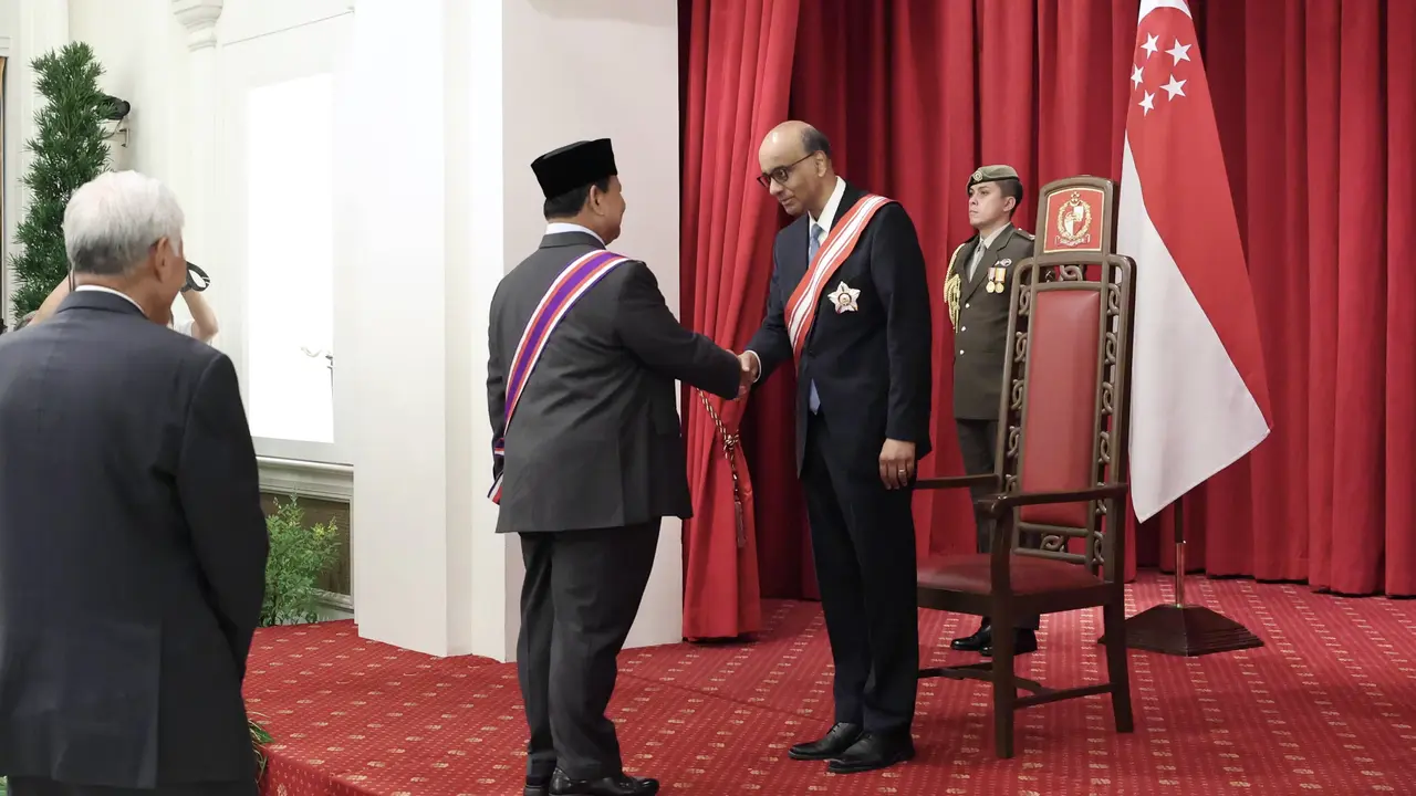 Menteri Pertahanan (Menhan) Prabowo Subianto menerima penghargaan Darjah Utama Bakti Cemerlang (Tentera) dari pemerintah Singapura, pada Selasa (21/11/2023)