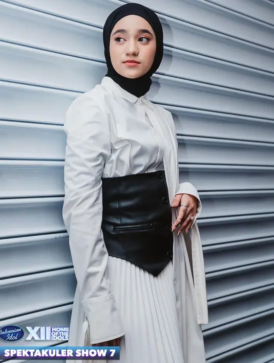 Leather obi belt buat padu padan kemeja dengan rok plisket makin kece. [Foto: IG/ Nabilataqiyyah].