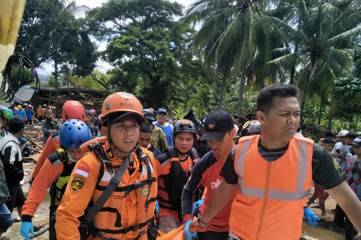Nampak regu tim Basarnas Jawa Barat tengah sibuk menolong para jenazah korban tsunami Selat Sunda