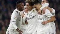 Pemain Real Madrid merayakan gol yang dicetak Luka Modric pada laga lanjutan La Liga Spanyol yang berlangsung di stadion Benito Villamarin, Senin (14/1). Real Madrid menang 2-1 atas Real Betis. (AFP/Cristina Quicler)